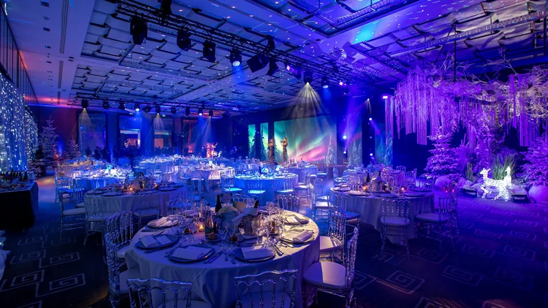 Dîner de gala baigné de lumière bleue et violette