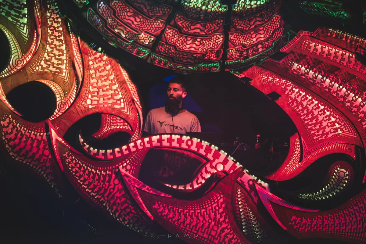 Scénographie immersive rouge entourant le public