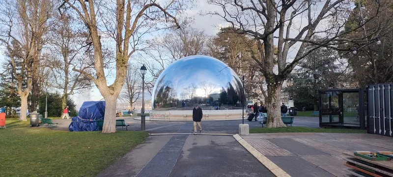 Installation lumineuse en extérieur pour un événement culturel