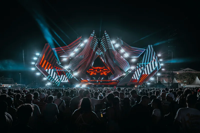 Sphère lumineuse suspendue au-dessus d'une scène de concert