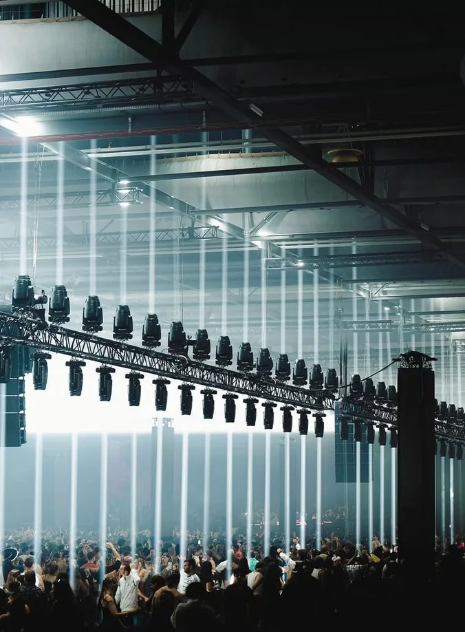 Show privé avec mur de lumière blanche face au public