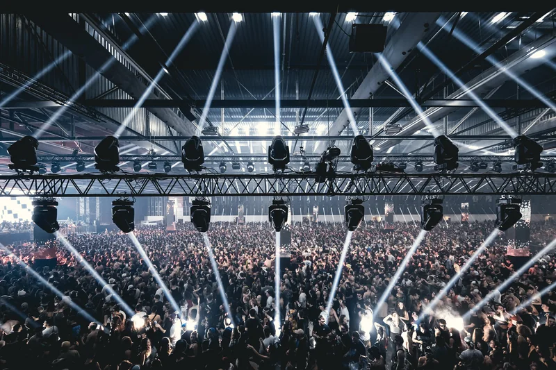 Aréna illuminée par des faisceaux blancs