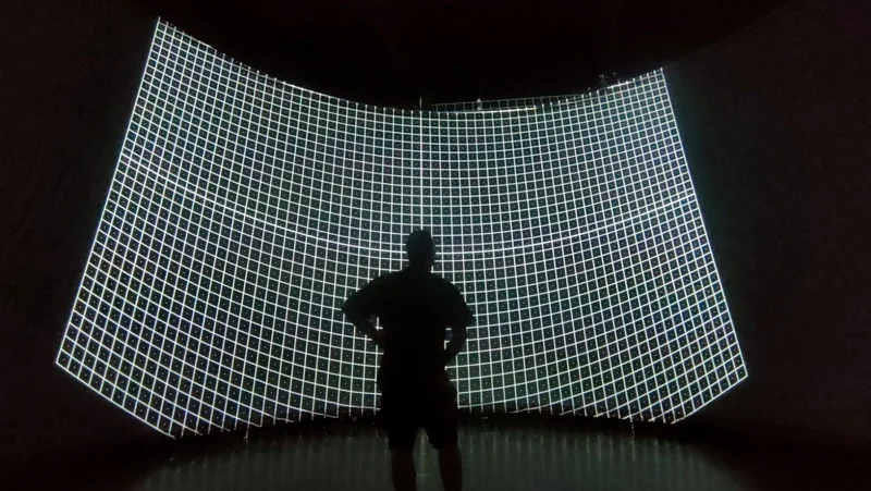 Projection monumentale sur une structure lors d'un événement corporate