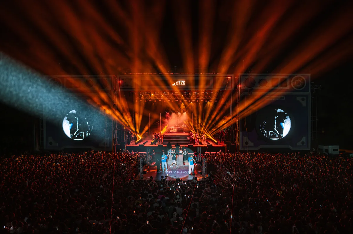 Show laser orange au-dessus d'une foule dense