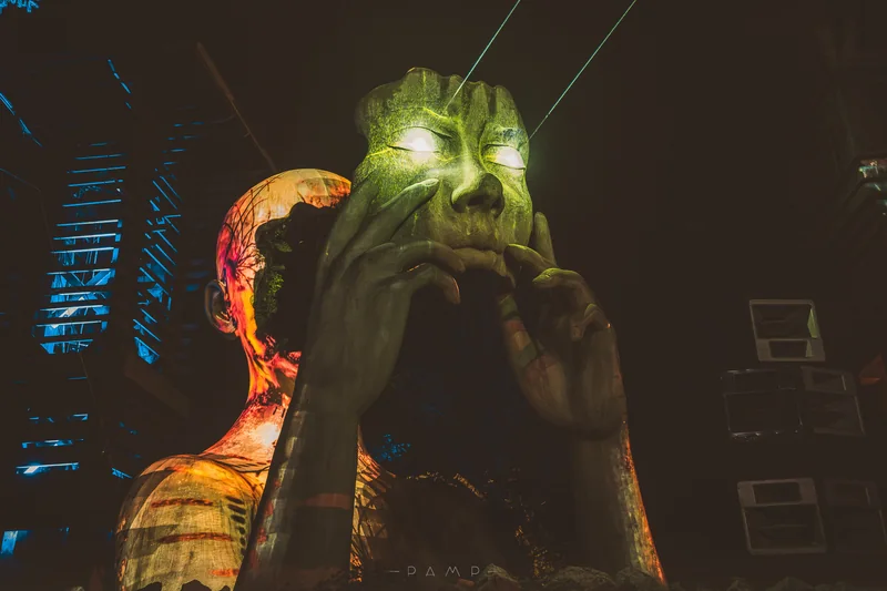 Visage géant projeté sur une scénographie immersive