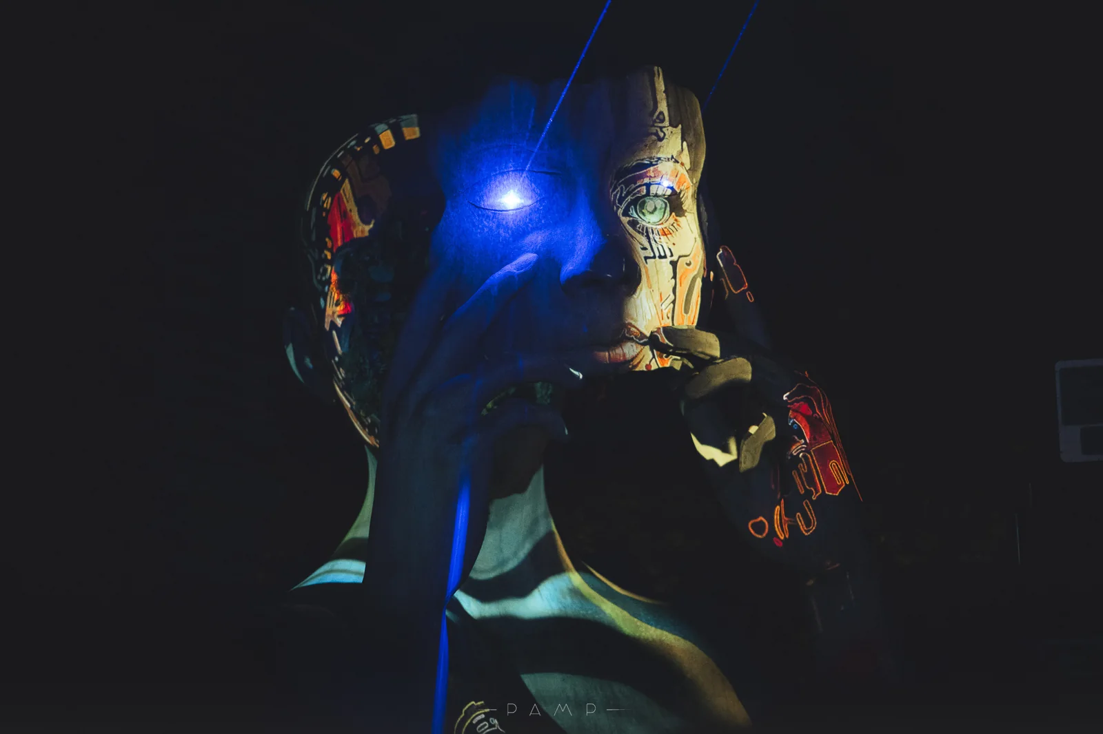 Portrait mis en lumière par un faisceau laser bleu