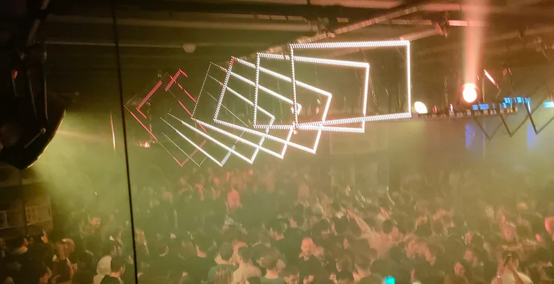 Projections géométriques au-dessus d'une foule